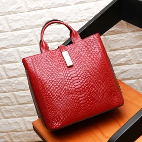 New leather handbags crocodile pattern first layer cowhide women's big bag shoulder messenger portable ladies bag