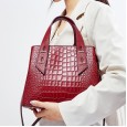 Spring and summer new crocodile pattern female portable female bag new fashion trend first layer cowhide shoulder bag leather female bag