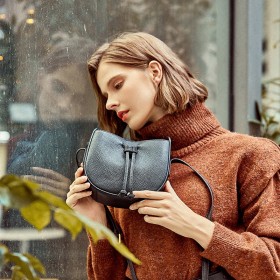 First layer cowhide bag female new fashion wild niche design lychee pattern bucket bag female shoulder messenger bag